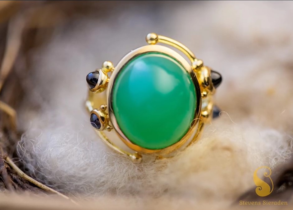 Wax Castable stevens sieraden huisgezlepen Chryspraas met saffieren rondom in een 18 karaat gouden ring