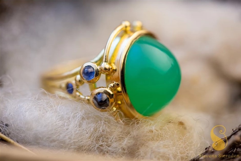 Wax Castable stevens sieraden huisgezlepen Chryspraas met saffieren rondom in een 18 karaat gouden ring1